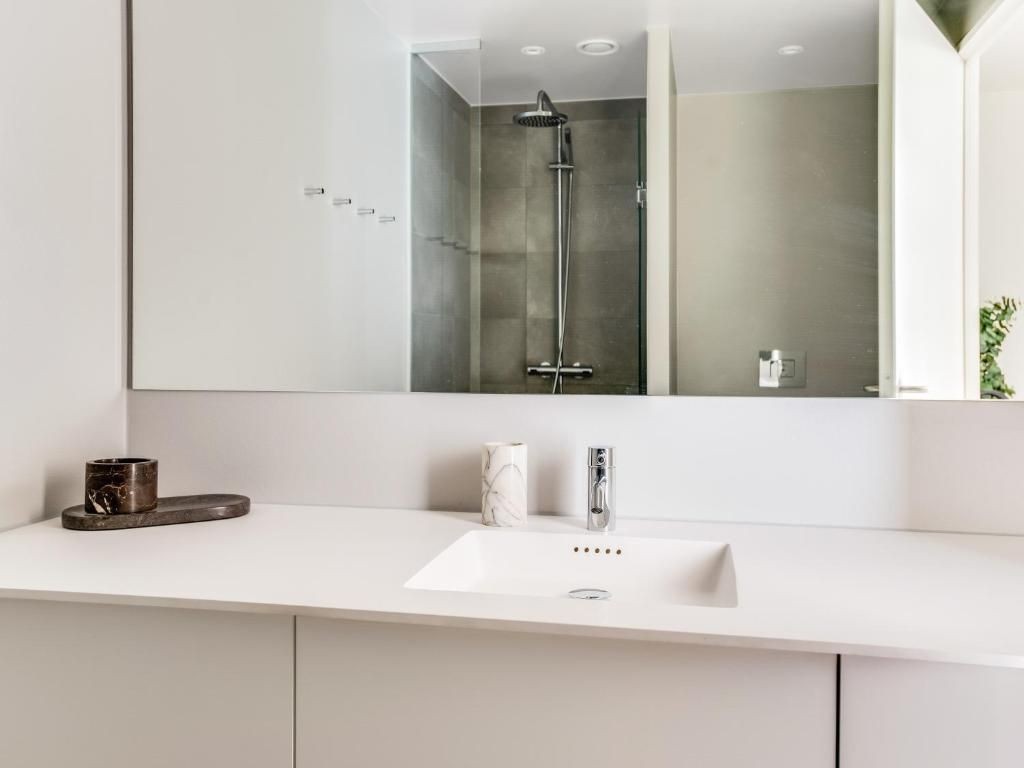 2 Modern Bathrooms